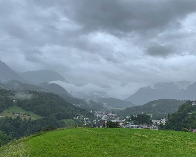 Alpen_Juni_2020-29 Blick vom Lockstein über Berchtesgaden - Regenwetter