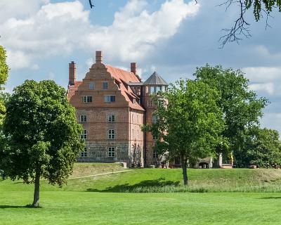 Bild_2013-18 Blick aus dem Park auf Schloss Ulrichshusen