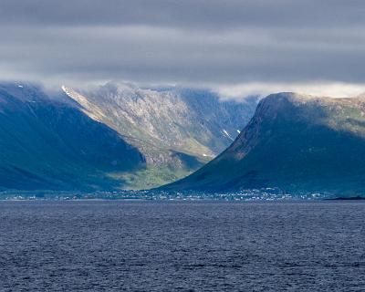 Lofotenreise-131 In Stokkmarkens habe ich auf der MS Trollfjord eingecheckt. Das Bild zeigt die schöne Landschaft vor der Einfahrt in den Raftsund.
