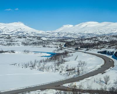 Lofoten_2019-3 Kurz vor der Grenze zu Norwegen herrscht tiefer Winter. Hier befindet sich auch ein großes Skigebiet.