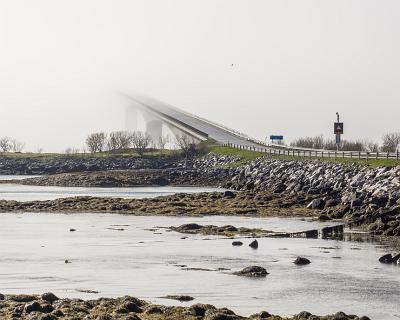 Lofoten_F-41 Brücke ins NICHTS? Gimsøystraumenbrua: Nur die Brücke ist in den Wolken, auf beiden Uferseiten scheint die Sonne.