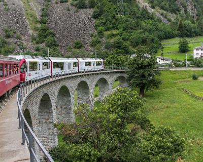 Schweiz2016-11 Auf dem Brusio-Viadukt. das ist eine Gleisschleife über die Höhenmeter überbrückt werden.