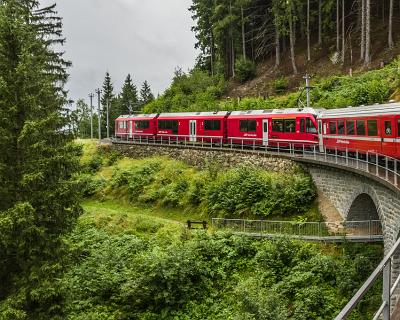 Schweiz2016-40 Vom Puschlavtal muss die Bahn steil aufsteigen. Das erfolgt über viele Kehren, Brücken und Tunnel.