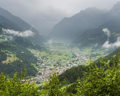 Schweiz2016-41 Die zweite Höhenstufe wird absolviert und es bietet sich ein beeindruckender Blick ins Puschlavtal.