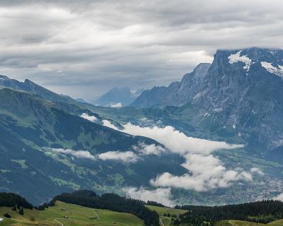 Schweiz2016-118 Regnerisches Wetter über Grindelwald - Blick vom Männlichen.