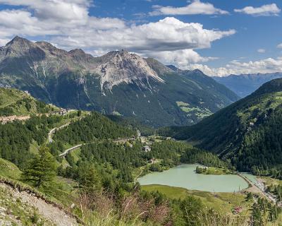 Schweiz2016-54 Blick auf den Lago di Palü und die östliche Bergkette, die das Puschlavtal begrenzt.