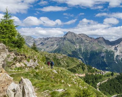 Schweiz2016-55 Alp Grüm kommt näher. Die Aussicht bleibt phantastisch.