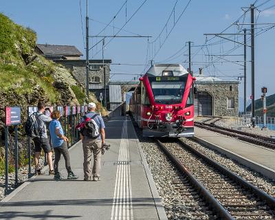Schweiz_2017-88 Einfahrt Zug nach St. Moritz.