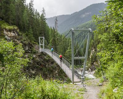 Schweiz_2017-39 Moderne Brücke - aber es regenet.