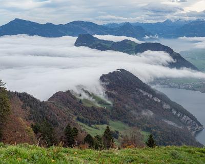 Schweiz_Okt_2019-4 Wolken schappen über den bergzug.