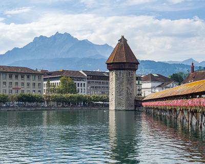 Luzern - - Wasserturm und Kappellbrücke