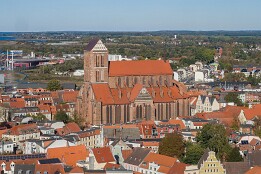 Herbst_2025-15 St. Nikolai vom Kirchturm St. Marien gesehen