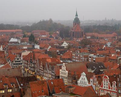 Lueneburg-14  Blick vom Wasserturm zur Kirche St. Michaelis und zum Kalkberg : Lüneburg
