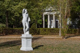 Dessau_Woerlitz_2018-24 Apollino und dahinter das Blumengartenhaus