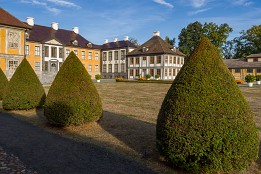 Dessau_Woerlitz_2018-36 Blick auf einen Flügel des Schlosses. Die Gebäude sind teils in Fachwerk gebaut. Dem entsprechend schief wurden sie mit der Zeit. Geprägt wurde der Baustil...
