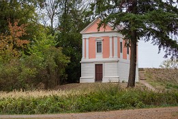 Dessau_Woerlitz_2018-11 Das Wachhaus am Ostrand des Parks.