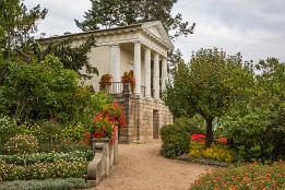 Dessau_Woerlitz_2018-6 Der Floratempel - der einzige Bereich im Park mit angepflanzten Blumen und exotischen Pflanzen.
