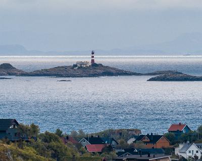 Lofotenreise-145 Blick mit Teleobjektiv zur Insel Skrova, die vor Svolvær liegt. Die letzten Sonnenstralen zeigen sich für diesen Tag.
