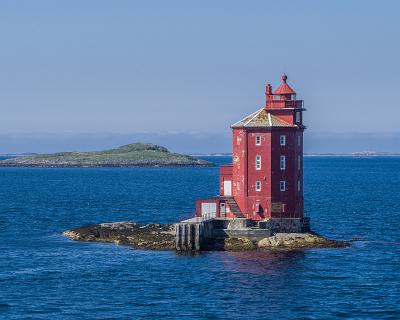 Lofotenreise-31  Kjeungskjær - bekannter Leuchtturm auf der Strecke. Der wird auf dem Schiff sogar angesagt und prompt strömen die Touristen nach draußen.  https://goo.gl/maps/tSpAMcvexoM2