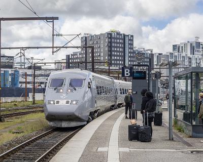 Lofoten_2019-1 Auf dem Bahnhof in Kopenhagen: Der Intercity nach Stockholm hat Einfahrt. Der Zug hat Neigetechnik und schauckelt manchmal "unpassend".