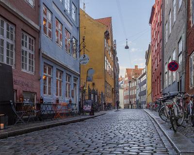 Lofoten G-3  Typischer Straßenzug in der Altstadt. Es gibt sehr viele kleine Gaststätten. : Dänemark, Kopenhagen, Stadt