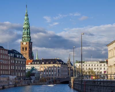 Lofoten G-4  Blick entlang eines der Kanäle, die der Stadt einen eigenen Charme verleihen. : Dänemark, Kopenhagen, Stadt