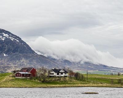 Unstad 2-10  Blick zum Krikktindan, der schon in den Wolken verschwunden ist.