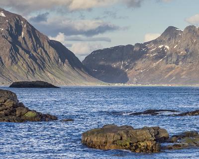 Lofoten F-8  Blick über die Bucht nach Vareid : Felsen, Küste, Norway, Norwegen, Vareid, Wolken, clouds, coast line, lofoten, mountains, rocks, sea