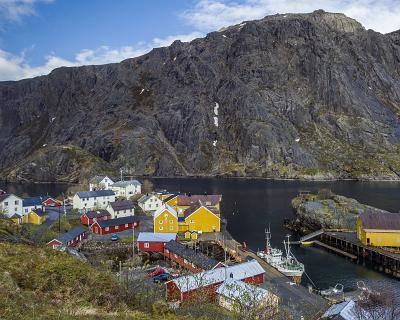Lofoten G-18  Eng eingezwengt zwischen den felsen liegt der Fischerort Nusfjord. : Norway, Norwegen, Nusfjord, lofoten