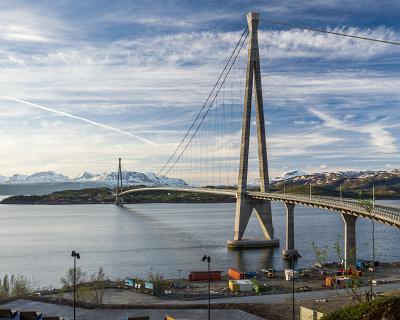 Lofoten F-52  2018 eröffnete Hängebrücke Håloganlandsbrua (1559m lang und von japaischer Firma gebaut) bei Narvik.