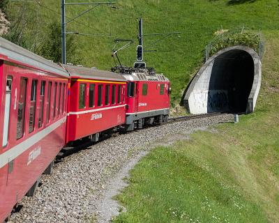Schweiz2016-1 Rhätische Bahn vor Tunneleinfahrt in der Nähe Kloster Platz