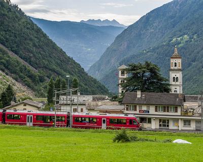 Schweiz2016-10 Bahnstation Brusio, der Ort ist über das Brusio-Viadukt bekannt.