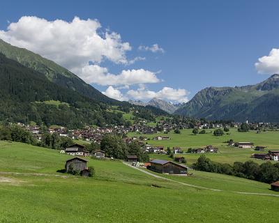 Schweiz2016-2 Blick aus der Bahn in die typische Graubündener Landschaft
