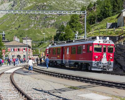 Schweiz2016-44 Station Alp Grüm. Hier startet die Wanderung zum Palü-Gletscher. Der Glacier-Express macht hier ein paar Minuten Halt, damit die mitfahrenden Touristen...