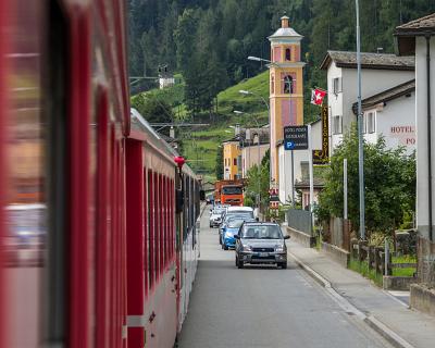 Schweiz2016-9 In Curt wird die die Berninabahn zur Straßenbahn