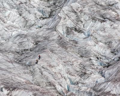 Schweiz2016-83 Größenbezüge verlieren sich am und auf dem Gletscher.