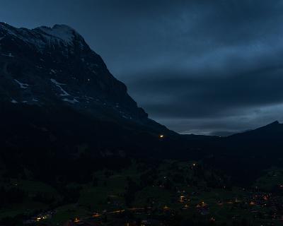 Schweiz2016-129 Abendstimmung in Grindelwald - der Eiger thront über dem Tal