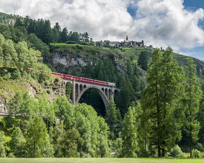 Schweiz_2017-14 Rhätische Bahn unterhalb Guarda