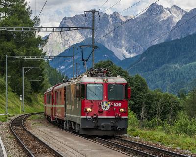 Schweiz_2017-65 Warten auf den Zug Richtung Scuol am Haltepunkt Guarda.
