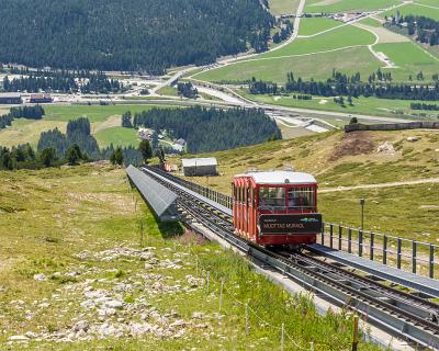 Schweiz_2017-100 Endstation Muottas Muragl. Mit eine schönen Standseilbahn geht es ins Tal.
